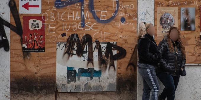 Prostituierte warten auf der Kaiserstrasse im Frankfurter Bahnhofsviertel auf Freier. Prostituierte warten auf der Kaiserstrasse im Frankfurter Bahnhofsviertel auf Freier.