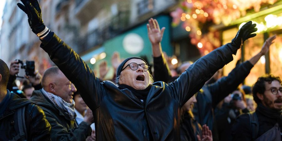 Demonstranten skandieren in Paris Slogans gegen die geplante Rentenreform.