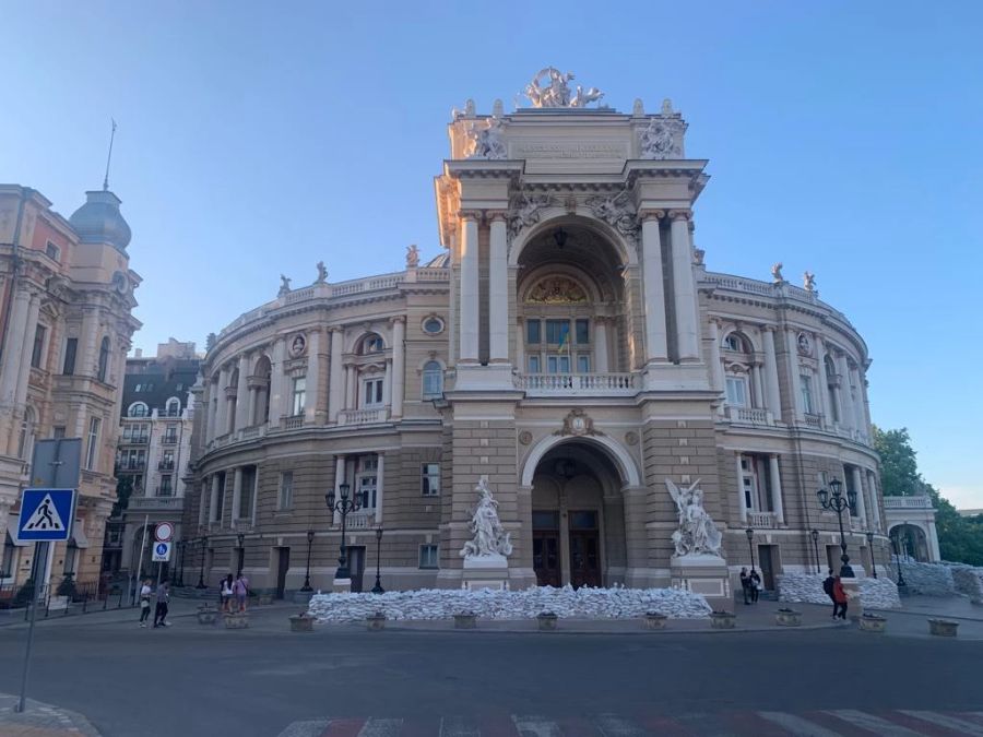 Immer noch sind in der ganzen Stadt Sandsäcke zum Schutz aufgebaut, hier vor der Stadt-Oper.