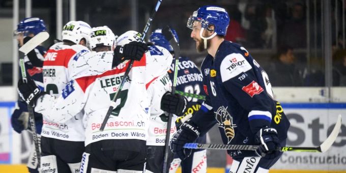 Colin Fontana vom HC La Chaux-de-Fonds fährt hinter den jubelnden Oltener Spieler vorbei. ehc olten