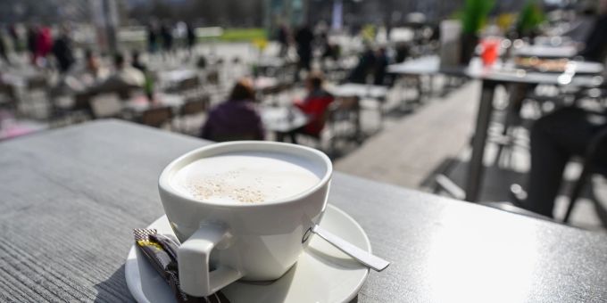 Eine Tasse Kaffee in einem Restaurant. (Symbolbild) gastro