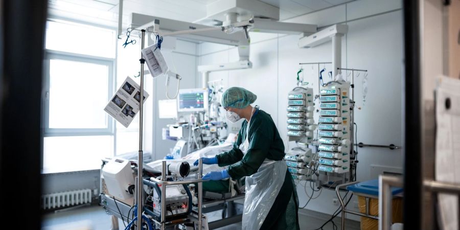 Viele Babyboomer verlassen den Arbeitsmarkt. In der Kranken- und Altenpflege wird sich Experten zufolge eine besonders grosse Lücke auftun.