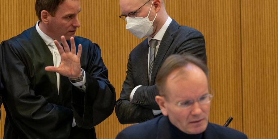 Der frühere Wirecard-Vorstandschef Markus Braun (vorne) im Gerichtssaal. Im Hintergrund der Mitangeklagte Oliver Bellenhaus (r.) mit seinem Anwalt Florian Eder.