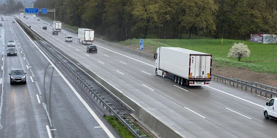 Normalerweise gilt an Sonntagen ein Fahrverbot von 0 bis 22 Uhr für Lastwagen mit einem zulässigen Gesamtgewicht von über 7,5 Tonnen.