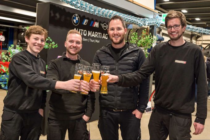 Reto Trachsel (3.vl., Garage & Auto Trachsel AG Frutigen) stösst mit seinem Team an.