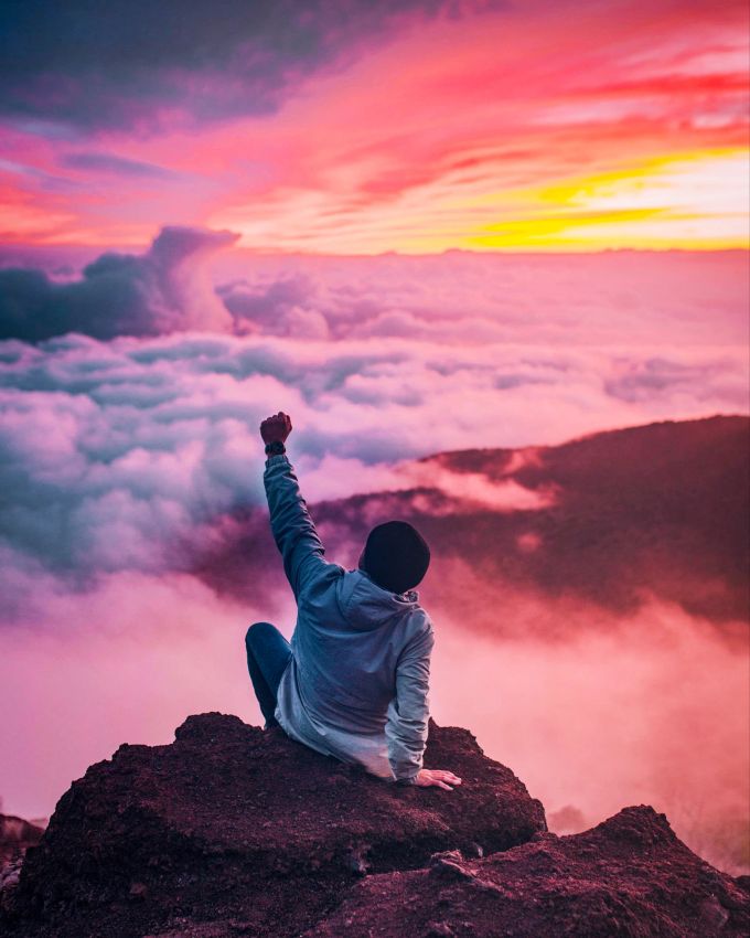 Verlieren Sie keine Zeit mehr und erschaffen Sie sich JETZT das Leben, wovon Sie schon so lange träumen! Mann auf Felsen im Sonnenuntergang