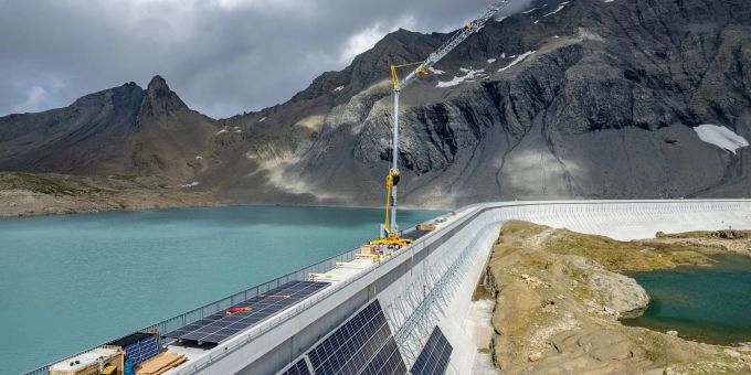 Bau einer alpinen Solaranlage an der Muttsee-Staumauer. Bau einer alpinen Solaranlage an der Muttsee-Staumauer.