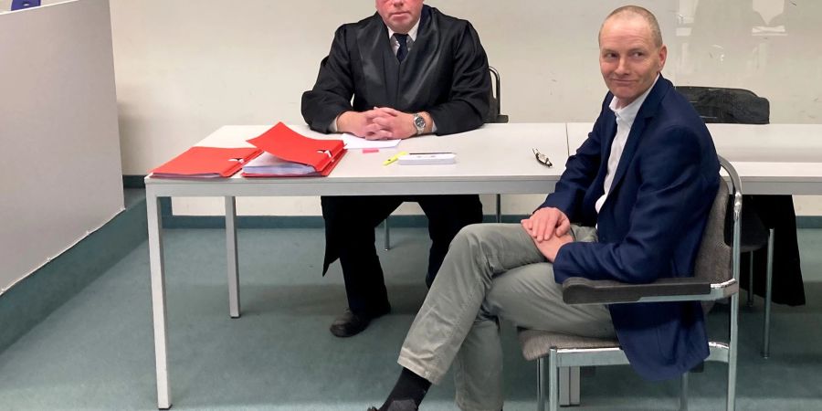 Der Berliner AfD-Politiker Kai Borrmann (vorne r.) mit seinem Anwalt Uwe Wolfgang Kasper.