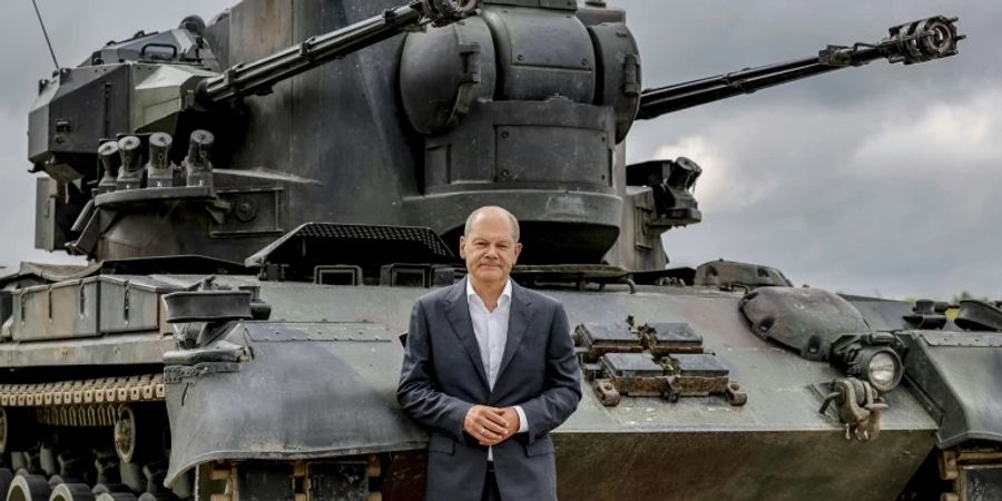 Gepard-Panzer (im Vordergrund: Kanzler Scholz)