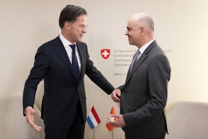 Alain Berset unterhält sich am WEF in Davos mit dem niederländischen Premierminister Mark Rutte. Alain berset
