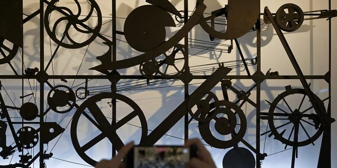 Das neu angekaufte Schlüsselwerk «Éloge de la folie» von 1966 steht am Beginn der neuen Sammlungspräsentation im Museum Tinguely. museum tinguely
