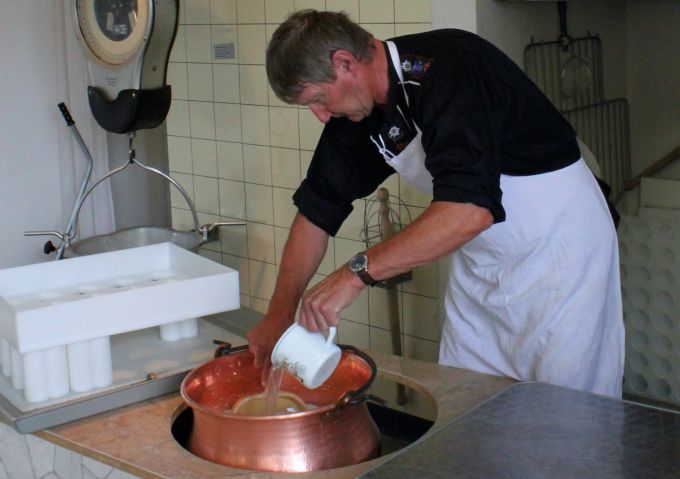 Praktisch: Die Basisart der Käseherstellung, die ihr im Frischkäse-Kurs lernt, könnt ihr auch zu Hause nachmachen. Ausflüge Frühling
