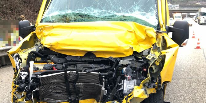 Egerkingen/Autobahn A2: Lieferwagenlenker verursacht Kollisionsunfall