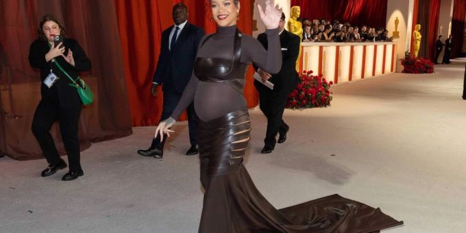 Rihanna zeigt ihren Babybauch auf dem champagnerfarbenen Teppich bei den Academy Awards. rihanna
