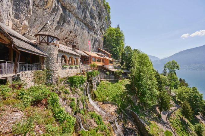 Der Eingang der Höhlen befindet sich etwa 100 Meter über dem Thunerseespiegel. Auf dem Spaziergang hinauf durch den Park überquert ihr auf mehreren Brücken den aus der Höhle stürzenden Wildwasserfall. Frühling Ausflüge