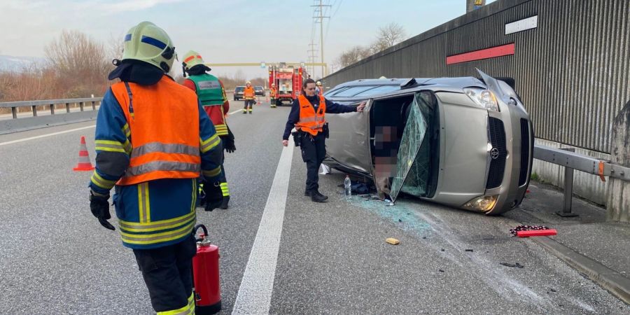 Autobahn A5 bei Nennigkofen: Lenker wird bei Selbstunfall verletzt