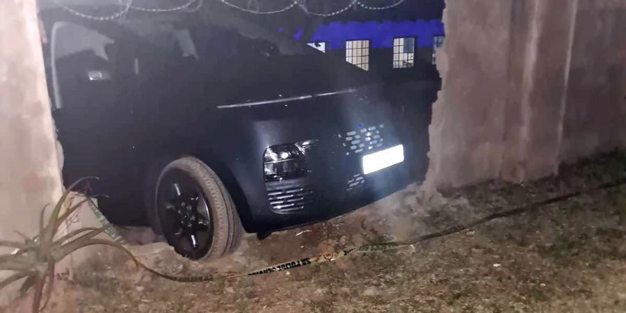 Das Auto hat nahe des Numbi-Eingangs zum Kruger-Nationalpark eine Mauer durchbrochen. Ein deutscher Tourist aus Fulda ist bei dem Raubüberfall erschossen worden (Archivbild)