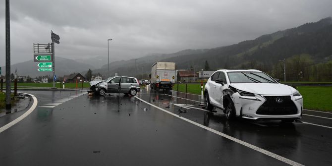 Ebnat-Kappel: Kollision zwischen zwei Autos
