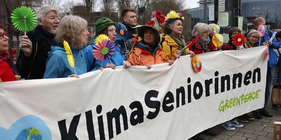 Die Klimaseniorinnen haben sich am Mittwoch vor der öffentlichen Anhörung vor dem Europäischen Gerichtshof für Menschenrechte versammelt.