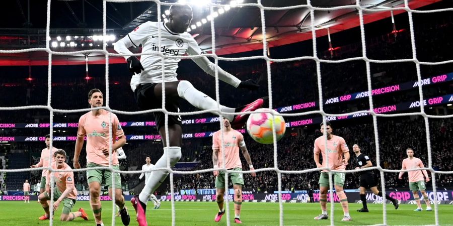 Frankfurts Randal Kolo Muani erzielt das Tor zum 2:0 gegen den SV Werder Bremen.