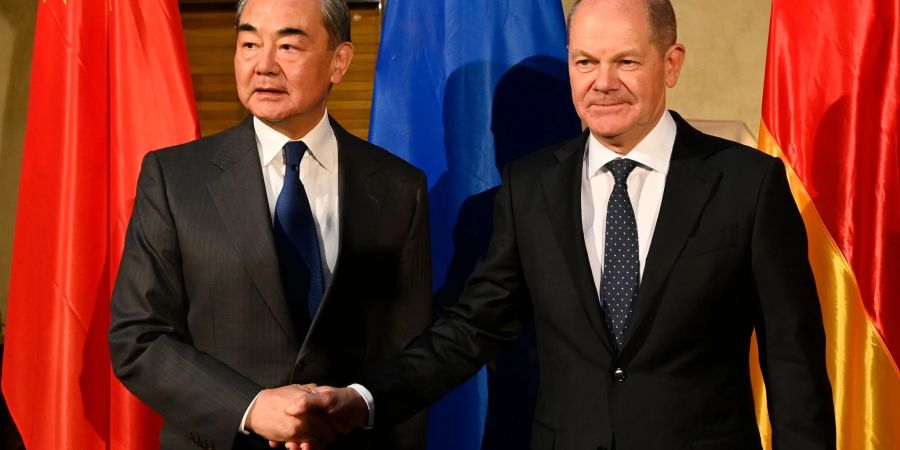 Chinas oberster Aussenpolitiker Wang Yi (l) und Bundeskanzler Olaf Scholz trafen sich am Rande der Münchner Sicherheitskonferenz.