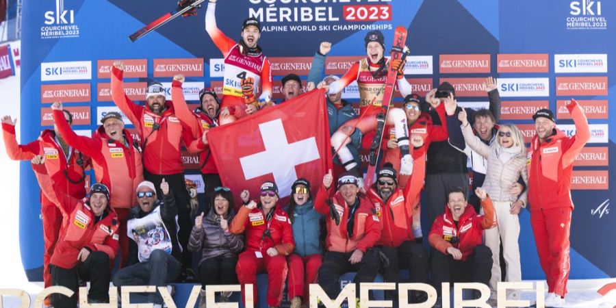 Das Team von Swiss-Ski feiert im Ziel nach dem WM-Riesen.