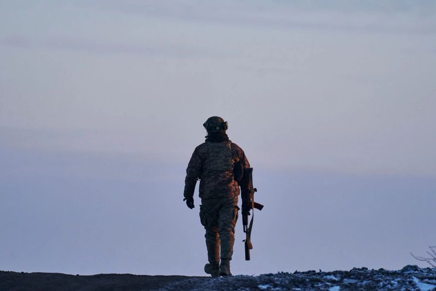 Auf dem Weg an die Frontlinie: Ein schwerbewaffneter ukrainischer Soldat in der Nähe von Bachmut in der Region Donezk.