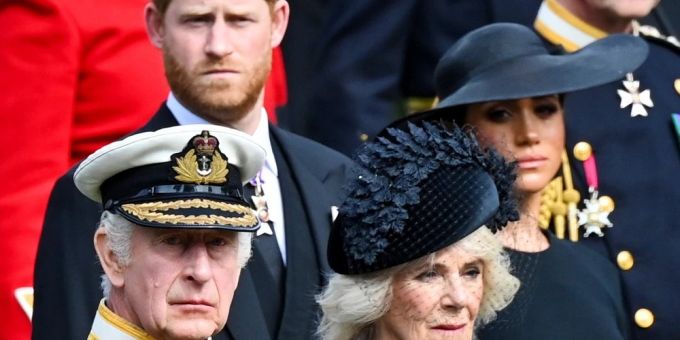 König Charles III. mit Prinz Harry, Königsgemahlin Camilla und Herzogin Meghan (v.l.). König Charles III. mit Prinz Harry, Königsgemahlin Camilla und Herzogin Meghan (v.l.).