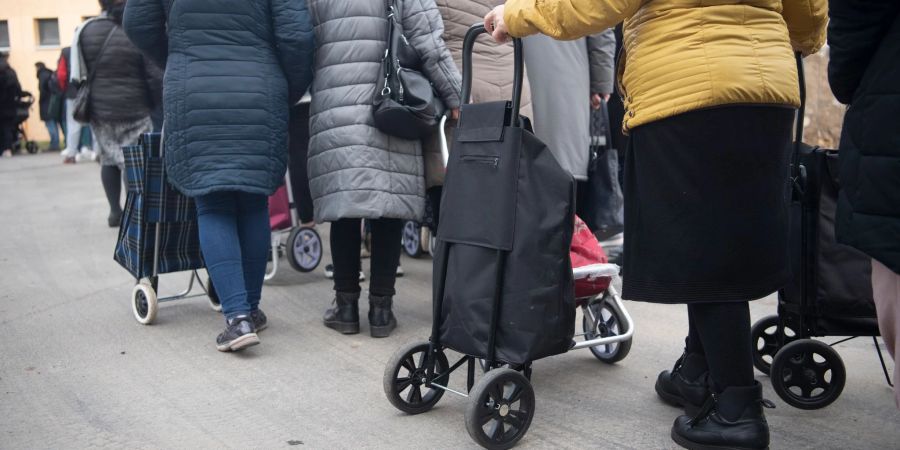 Dicht an dicht stehen Menschen auf dem Gelände der Arche in Berlin-Hellersdorf, um sich dort mit Lebensmitteln einzudecken.