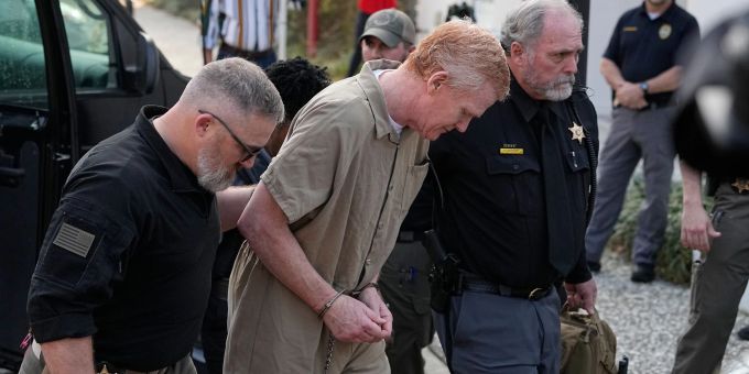Alex Murdaugh (M) wird von Hilfssheriffs zum Colleton County Courthouse geführt. Alex Murdaugh
