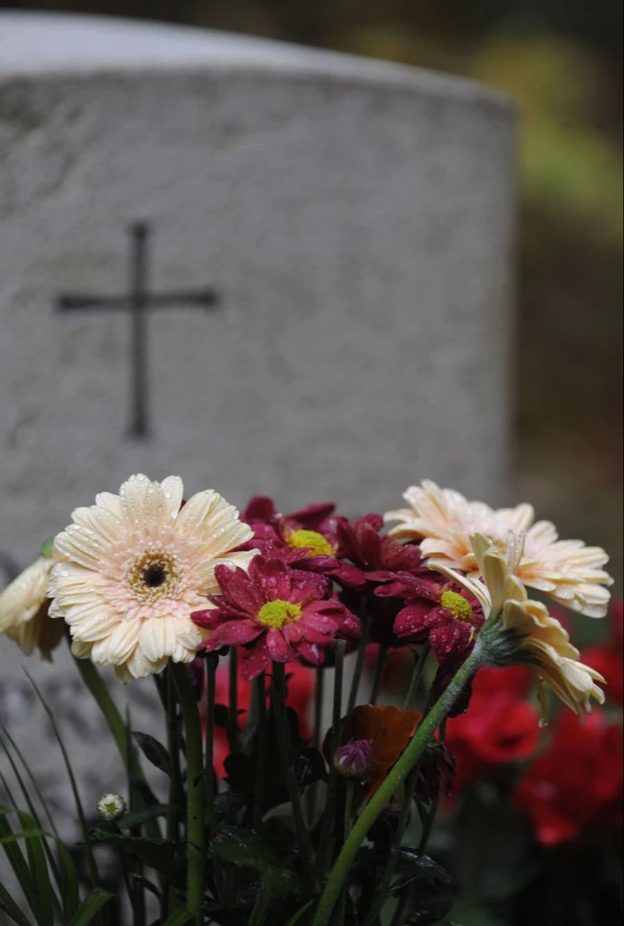 In Deutschland wird die Urne mit der Asche direkt den Friedhofsgärtnern überreicht. (Symbolbild)