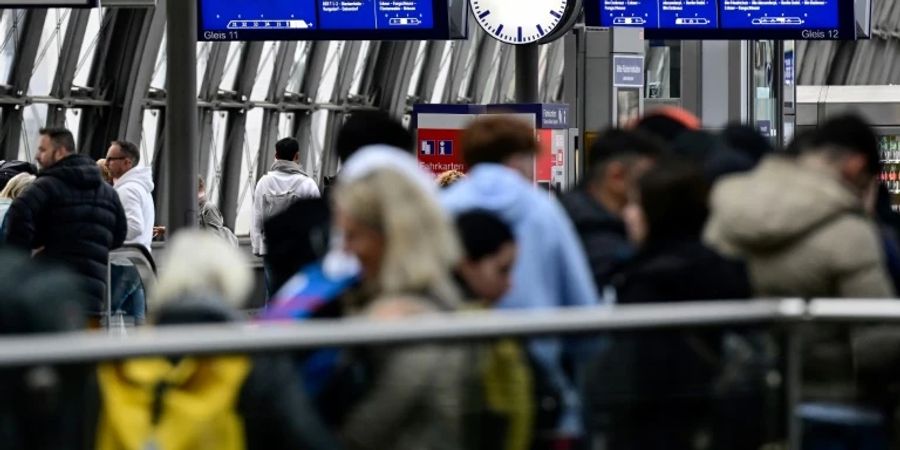 Gedränge auf einem Bahnsteig in Berlin