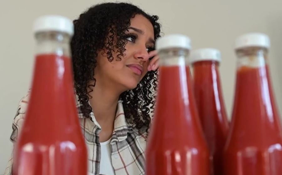 Charlie kann die mit Ketchup gefüllten Flaschen kaum ansehen.