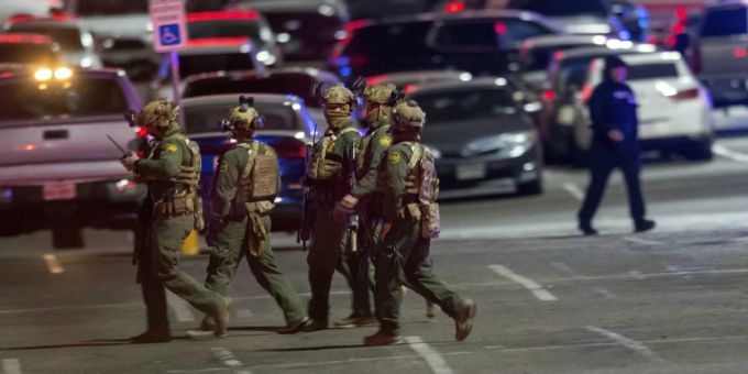 Einsatzkräfte vor dem Einkaufszentrum in El Paso. USA