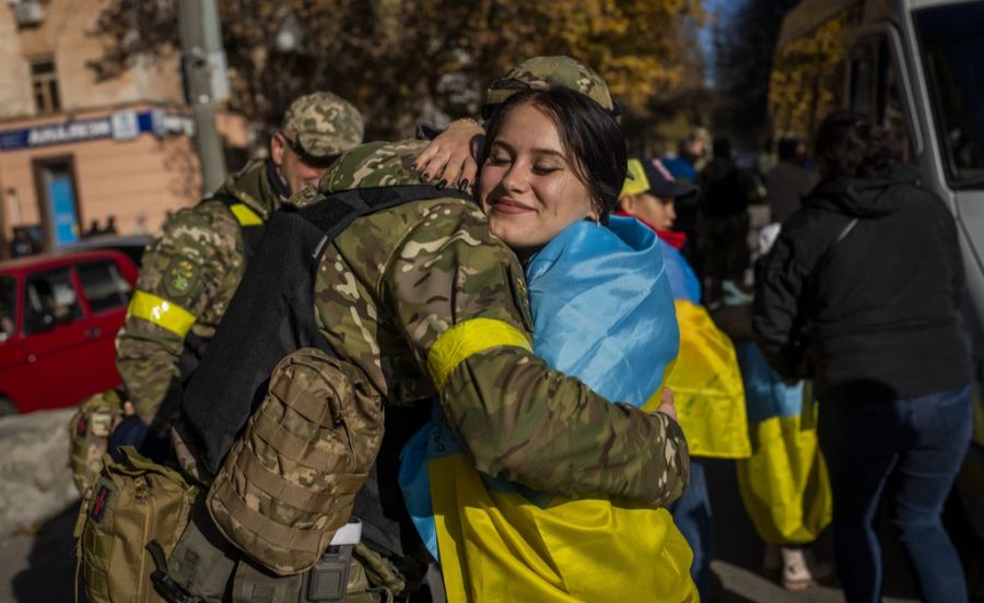 Mit einer Grossoffensive im Herbst befreit die ukrainische Armee mehrere besetzte Gebiete. Am 11. November 2022 holt die Ukraine die Kontrolle über die Gebietshauptstadt Cherson zurück.