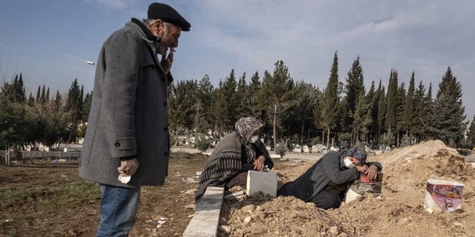 Menschen im türkischen Adiyaman trauern nach dem schweren Erdbeben an den Gräbern ihrer Angehörigen. erdbeben türkei syrien