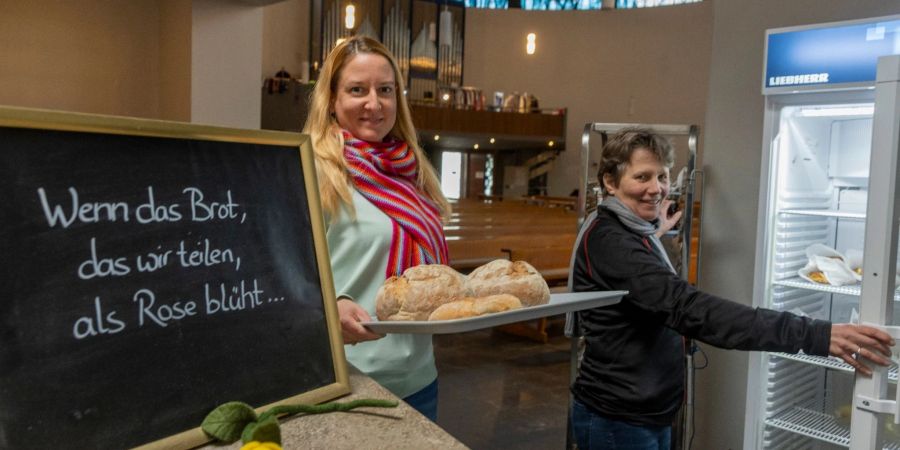 Foodsharing engagiert sich bundesweit bei der Verteilung noch geniessbarer Lebensmittel. Wer etwas zu essen braucht, kann sich am Offenen Kühlschrank bedienen. Wer Essbares nicht mehr benötigt, kann es dort abgeben.