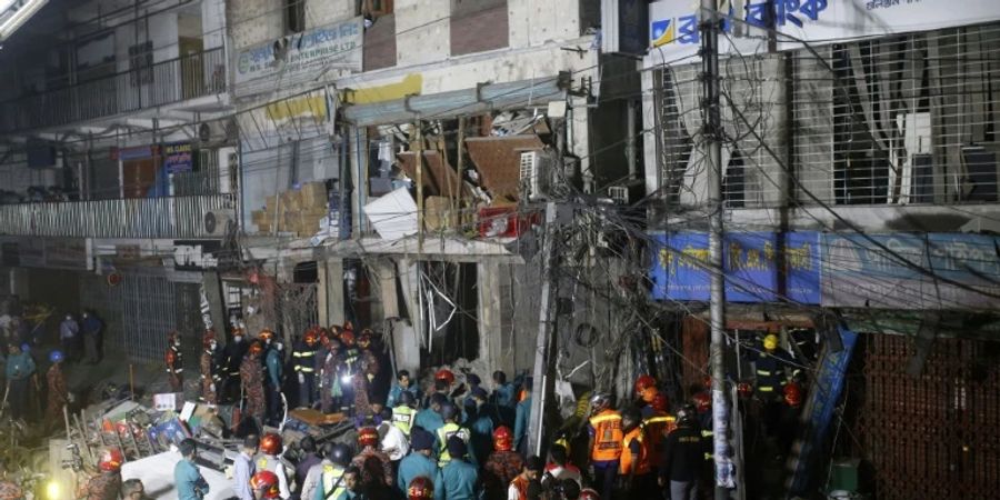 Rettungskräfte am Unglücksort in Dhaka