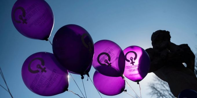 Frauen und Männer haben einer Umfrage zufolge unterschiedliche Einschätzungen zur Gleichberechtigung in Deutschland. Frauen und Männer haben einer Umfrage zufolge unterschiedliche Einschätzungen zur Gleichberechtigung in Deutschland.
