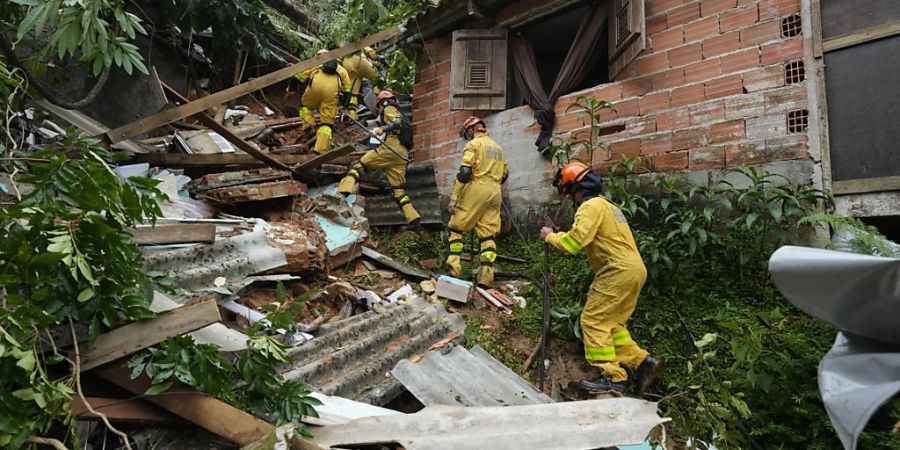 Rettungskräfte suchen nach Überlebenden, nachdem Überschwemmungen heftige Erdrutsche ausgelöst haben. Dies hat in Brasilien am Karnevalswochenende mindestens 36 Menschenleben gefordert. Foto: Andre Penner/AP/dpa