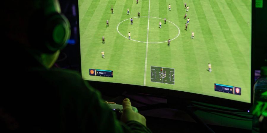 Zwei Spieltage vor Saisonende muss Hansa Rostock um den Divisionstitel im Nord-Westen zittern.
