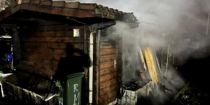 Birsfelden BL: Brandausbruch in einem Gartenhäuschen erfordert Feuerwehreinsatz Birsfelden BL: Brandausbruch in einem Gartenhäuschen