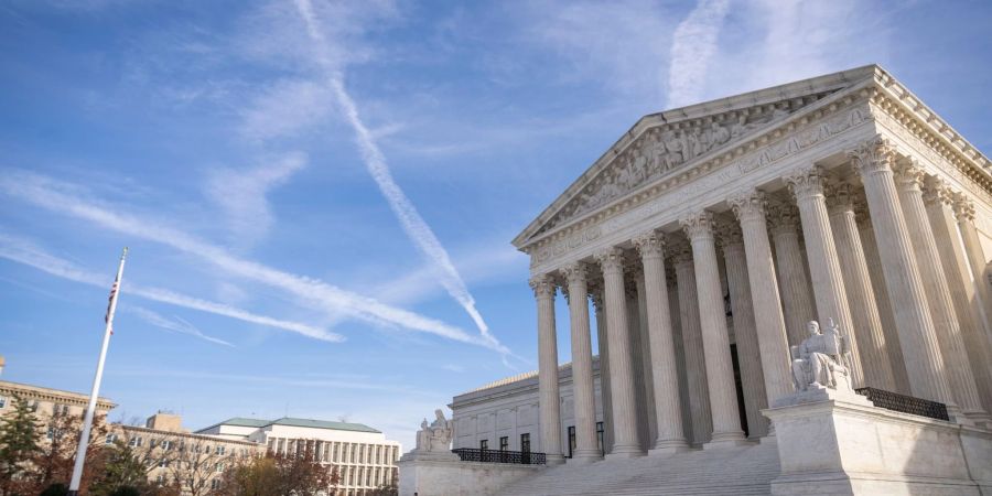 Der oberste Gerichtshof der USA in Washington befasst sich mit einem Fall, der mit den Terroranschlägen der Terrormiliz Islamischer Staat (IS) im November 2015 in Paris zu tun hat.
