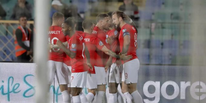 Die englische Fussballnationalmannschaft feiert den Kantersieg gegen Bulgarien. Die Three Lions liessen nach den Rassismus-Eklat den Fussball sprechen. Englische Fussballnationalmannschaft