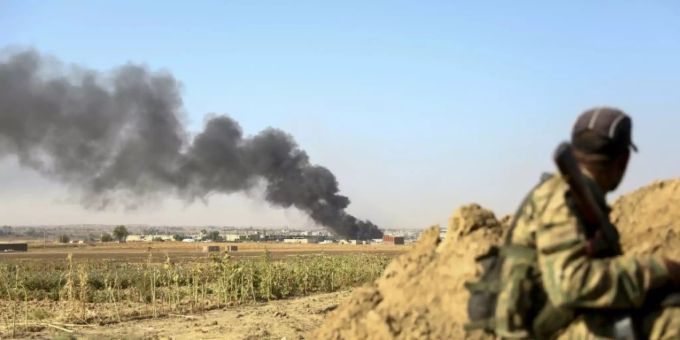 Kämpfe in Syrien - Frauen und Kinder von IS-Kämpfern fliehen aus Camp