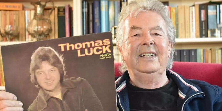 Sänger Thomas Lück zeigt seine erste bei Amiga 1978 erschienene Solo LP. Lück starb im Alter von 76 Jahren. Foto: Bernd Settnik/zb/dpa