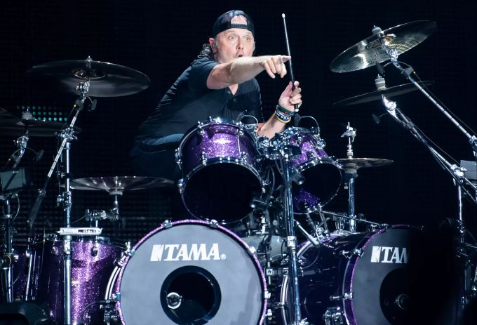 Lars Ulrich, Schlagzeuger der US-Metal-Band «Metallica», sitzt im Olympiastadion auf der Bühne. Metallica Tour 2019