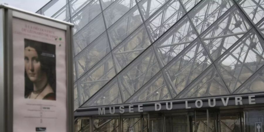 Besucher der Leonardo-Ausstellung vor der Louvre-Pyramide