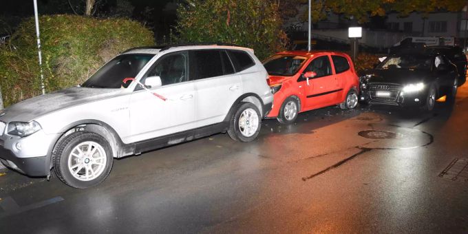 Ein 29-jähriger Autofahrer fuhr am Samstag in Rorschacherberg SG in fahrunfähigem Zustand in ein parkiertes Auto. Rorschacherberg SG