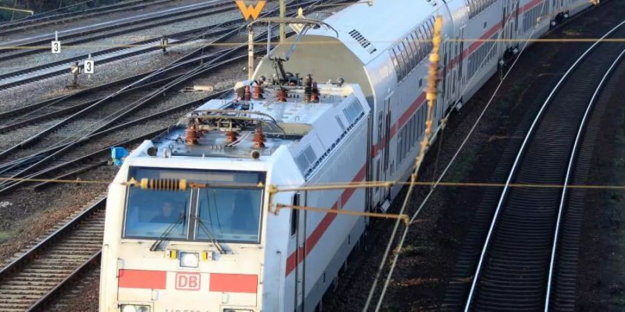Ein IC der Deutschen Bahn: Zwischen Dresden, Berlin und Rostock verkehrt ab Mitte Dezember eine neue Intercity-Linie mit zunächst täglich zehn Fahrten. Foto: Peter Gercke/zb/dpa